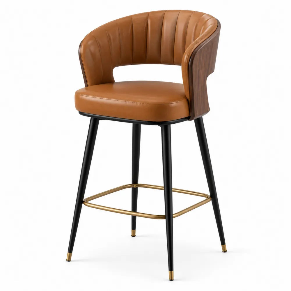 Taburete de cuero marrón con patas de metal negro y detalles dorados